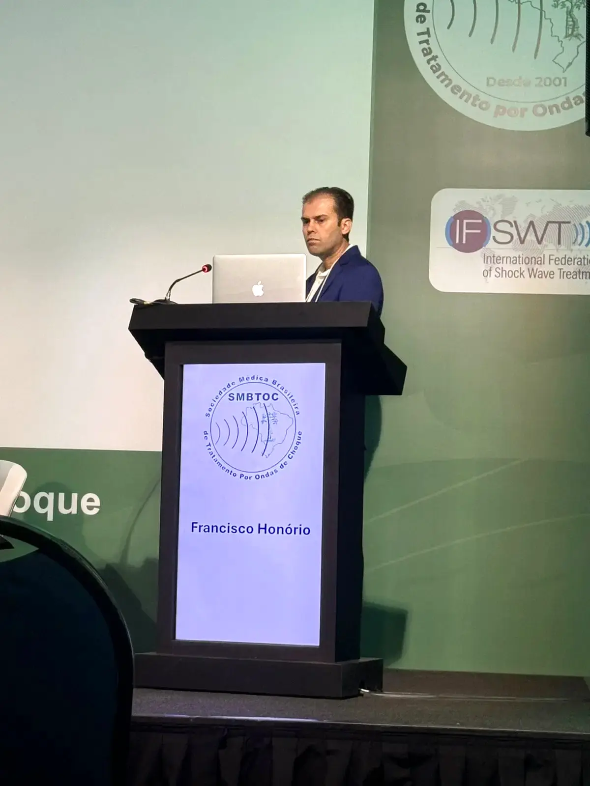 Dr. Francisco Honório palestrando em encontro científico internacional