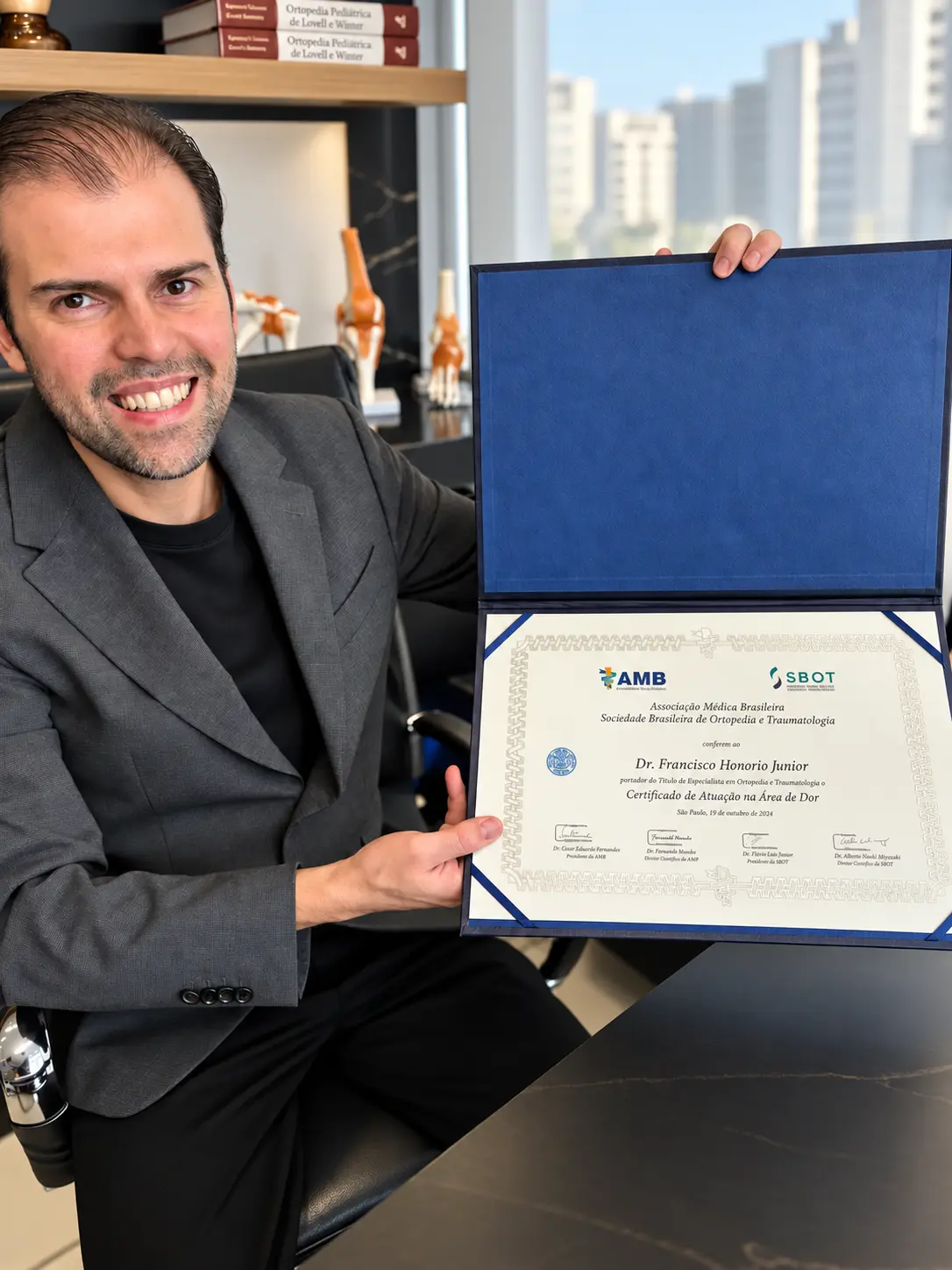 Dr. Francisco Honório apresenta certificado profissional